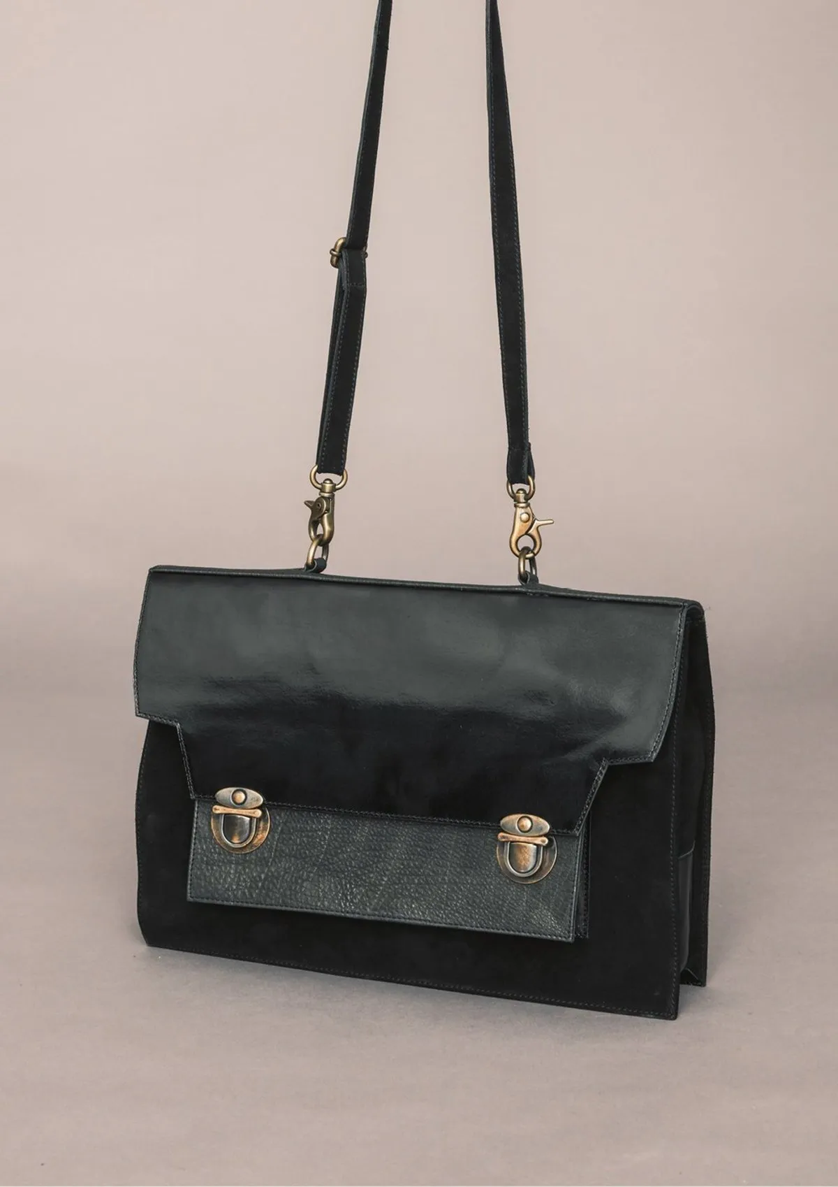 LEATHER BRIEFCASE - black