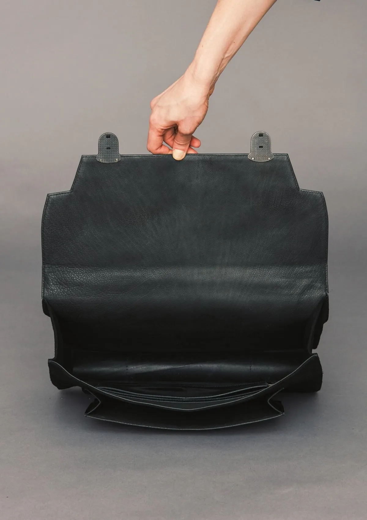 LEATHER BRIEFCASE - black