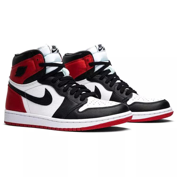 Nike Wmns Air Jordan 1 Retro High 'Satin Black Toe'.