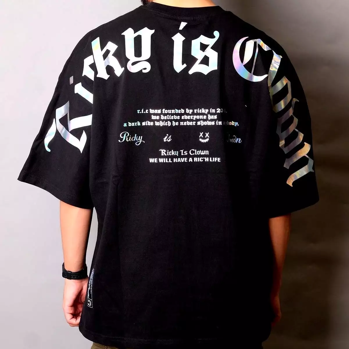 Rickyisclown [RIC] Holographic Gothic Logo Drop Shoulder Oversized Tee Black [R9210322a-PPPP]